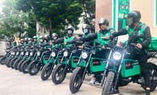 Tài xế Gojek hào hứng dùng xe điện ‘made in Việt Nam’ phục vụ khách hàng