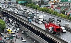 Xe đầu kéo bất ngờ tông vỡ lan can đường Vành đai 3 trên cao