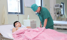 Đang mở cửa ôtô, nam thanh niên bị xe máy tông đứt động mạch đùi