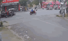 Camera ghi lại thời khắc "xe điên" lao như tên bắn hất văng nhiều người