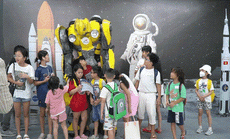 Hơn 1.000 học sinh TP HCM tìm hiểu vũ trụ cùng phi hành gia NASA