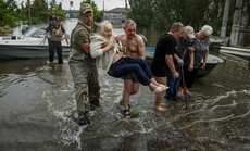 Sau vụ vỡ đập, tổng thống Ukraine "sốc vì không được giúp đỡ"