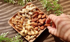 Ăn hạt điều, óc chó..., tác động khó ngờ lên mạch máu não