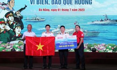 Báo Người Lao Động trao 500 lá cờ Tổ quốc tại TP Đà Nẵng