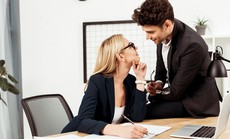 Trúng phải tiếng sét tình công sở, nên làm sao?