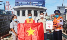 Trao cờ Tổ quốc trong chương trình “Cảnh sát biển đồng hành với ngư dân”