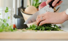 Chấm điểm “đầu bếp giảm mặn” tại gia thông qua thói quen nấu ăn hàng ngày