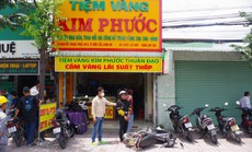 Người dân vây bắt đối tượng cướp tiệm vàng ở Long An