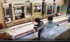 Đôi nam nữ dùng súng cướp tiệm vàng Kim Khoa ở Khánh Hòa