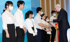 Phú Mỹ Hưng và Quỹ Đinh Thiện Lý trao học bổng gần 8 tỉ đồng