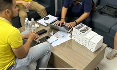 Tạm giữ người xách 22 iPhone 15 Pro Max về Việt Nam