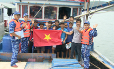 Cảnh sát biển trao cờ Tổ quốc và tổ chức các hoạt động vì vùng biển Tây Nam bền vững