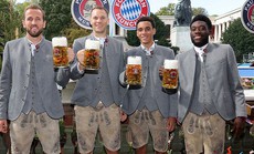 Bayern Munich vững ngôi đầu Bundesliga, các sao thoải mái dự lễ hội bia Oktoberfest