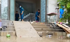 Cận cảnh bùn ùn ùn tràn vào nhà dân ở Đà Nẵng