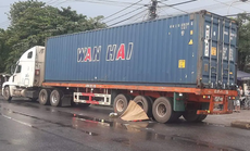 Người phụ nữ nghèo chết dưới bánh xe đầu kéo để lại con trai bơ vơ