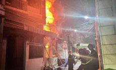 Cảnh sát cứu 6 người bị mắc kẹt trong căn nhà bốc cháy