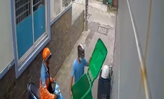 Clip 2 phút 4 giây ghi lại cảnh 2 thanh niên... trộm thùng rác!