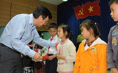 Tặng 300 suất học bổng cho học sinh nghèo
