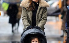 Miranda Kerr đội mưa “du hí” cùng con trai