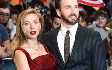 Scarlett Johansson diện đầm đỏ quyến rũ bên bạn diễn