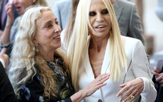 Donatella Versace gây sốc với gương mặt đáng sợ