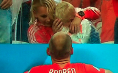 Con trai Robben khóc như mưa khi bố thua trận