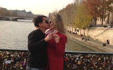 Liều mình khoá tình yêu trên cầu Pont des Arts