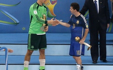 Messi đờ đẫn nhận Quả bóng vàng World Cup 2014