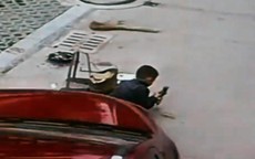 Bị xe chạy ngang người, bé trai sống sót kỳ diệu
