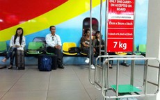 Nữ hành khách "tung cước" đạp nam nhân viên hàng không