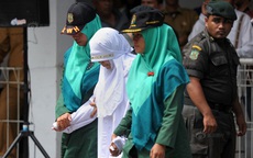 Ngoại tình, cô gái Indonesia lãnh đủ 100 roi đau đớn