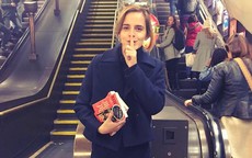 “Phù thuỷ” Emma Watson thực hiện "âm mưu" với sách