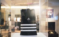 Adidas cam kết không sử dụng túi nhựa trên toàn cầu