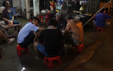 Ghé quán lai rai chờ hết ngập mới về