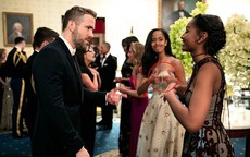 Khoảnh khắc đáng yêu của hai ái nữ nhà Obama