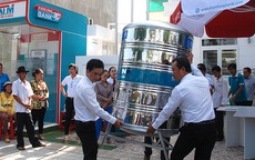 Kienlongbank tặng bồn nước cho khách hàng ĐBSCL
