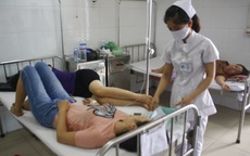 Đi du lịch, 16 giáo viên nhập viện nghi bị ngộ độc