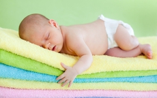 Nằm sấp giúp trẻ sơ sinh phát triển tối ưu thị giác và não bộ