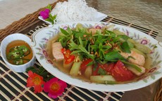 Canh chua cá hồi vừa thổi vừa ăn