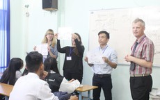 SV Việt Giao học tiếng Anh theo chương trình Tesol với giáo viên ngoại