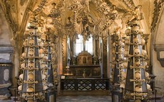 Bên trong nhà thờ trang trí bằng xương người độc nhất thế giới