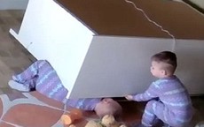 Bé trai 2 tuổi cứu anh em song sinh bị tủ đè