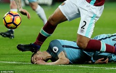 John Stones đổ máu trong chiến thắng đậm của Man City