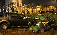 Xe bán tải húc taxi văng khỏi đường, 4 người bị thương