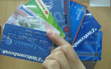 Mỗi thẻ ATM “gánh” 20-25 loại phí, ngân hàng nói gì?