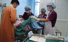 Lần đầu tiên cha được cắt rốn cho con ngay khi chào đời