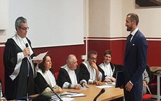 Hậu vệ bị cắn vai Chiellini nhận bằng Cao học tại Ý