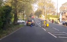 Clip: Bé trai thoát chết thần kỳ sau cú lao xe scooter vào ôtô