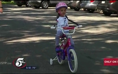 Cô bé không tay lái được xe đạp