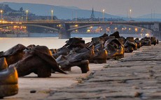 Hơn 60 đôi giày bên dòng Danube và câu chuyện ám ảnh phía sau
